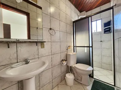 Uma casa de banho em Sobrado 30 m praia, quartos climatizados, 1 vaga, até 6 pessoas