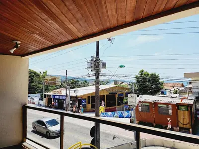 A planta de Sobrado 30 m praia, quartos climatizados, 1 vaga, até 6 pessoas
