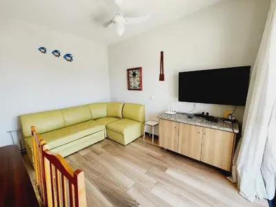 Uma televisão e/ou sistema de entretenimento em Sobrado 30 m praia, quartos climatizados, 1 vaga, até 6 pessoas