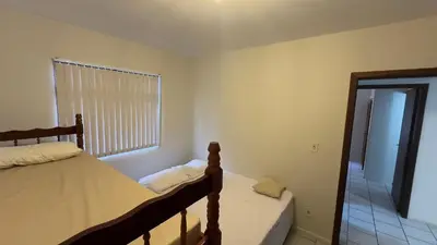 Uma cama ou camas num quarto em 604 - Apto 2 dormitórios a 50m da praia de Bombas