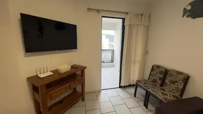 Uma televisão e/ou sistema de entretenimento em 604 - Apto 2 dormitórios a 50m da praia de Bombas
