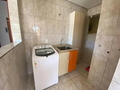 A cozinha ou kitchenette de cód 101 - Apartamento á apenas 100m do mar!