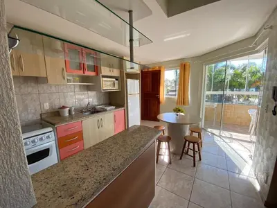 A cozinha ou kitchenette de cód 101 - Apartamento á apenas 100m do mar!