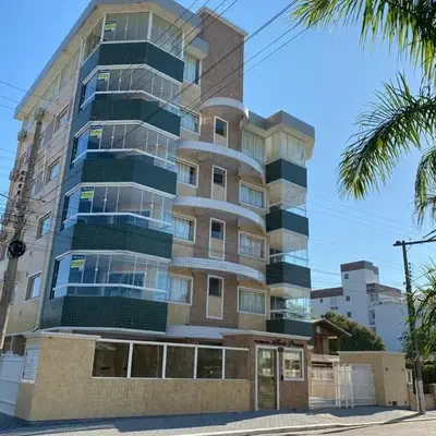 cód 101 - Apartamento á apenas 100m do mar!