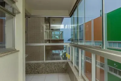 A planta de Solar de Bombinhas 204 – Localização Privilegiada e Ótimo Custo-Benefício a 30m da Praia.