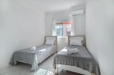 Uma cama ou camas num quarto em Apto 4Q c/ churrasqueira a 70m da praia RTO0502