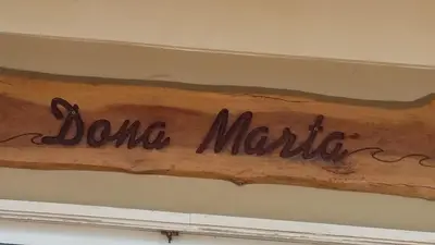 Um certificado, prémio, placa ou documento mostrado em Dona Marta