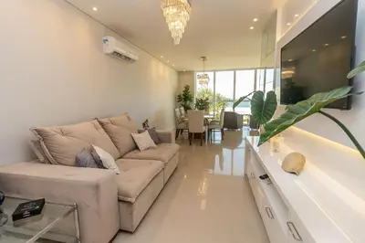 Uma televisão e/ou sistema de entretenimento em Costa Leste 203 - Apto com 2 suítes - 50 metros da Praia do Mariscal!