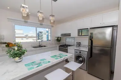 A cozinha ou kitchenette de Costa Leste 203 - Apto com 2 suítes - 50 metros da Praia do Mariscal!