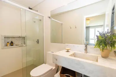 Uma casa de banho em Costa Leste 203 - Apto com 2 suítes - 50 metros da Praia do Mariscal!