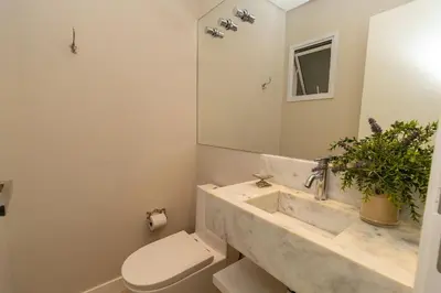 Uma casa de banho em Costa Leste 203 - Apto com 2 suítes - 50 metros da Praia do Mariscal!