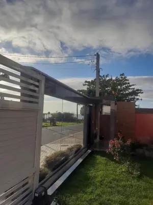 Um jardim no exterior de Beach House Delegado Marcio