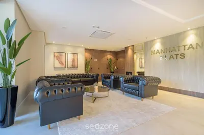 Uma área de estar em MHFA - Studios em Prédio Luxuoso com Vista Mar