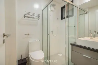 Uma casa de banho em MHFA - Studios em Prédio Luxuoso com Vista Mar