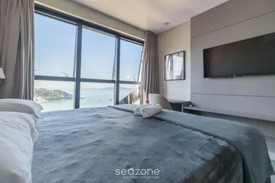 Uma cama ou camas num quarto em MHFBs - Edifício Moderno c/ piscina vista mar em Itapema