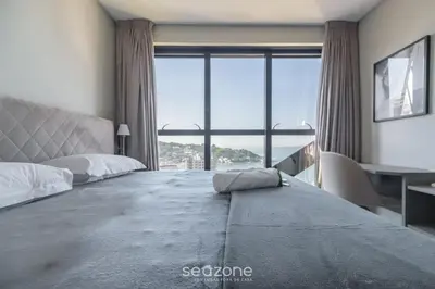 Uma cama ou camas num quarto em MHFBs - Edifício Moderno c/ piscina vista mar em Itapema