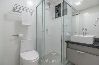 Uma casa de banho em MHFs - Apts Variados em Prédio com Vista para o Mar em Itapema