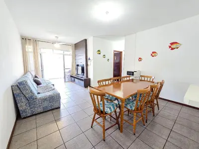 Uma área de estar em 103 - Apto com 03 quartos e vista para o mar!