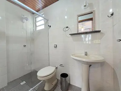 Uma casa de banho em 103 - Apto com 03 quartos e vista para o mar!