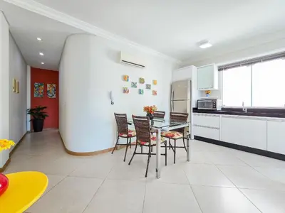 A cozinha ou kitchenette de 102 - Apto com 02 quartos a poucos metros do mar!