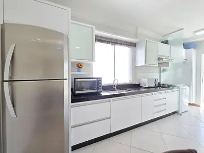 A cozinha ou kitchenette de 102 - Apto com 02 quartos a poucos metros do mar!