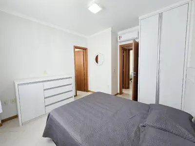 Uma cama ou camas num quarto em 102 - Apto com 02 quartos a poucos metros do mar!