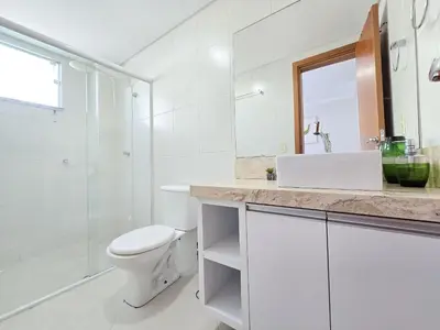 Uma casa de banho em 102 - Apto com 02 quartos a poucos metros do mar!