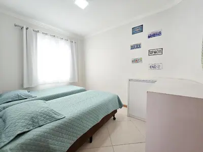 Uma cama ou camas num quarto em 102 - Apto com 02 quartos a poucos metros do mar!