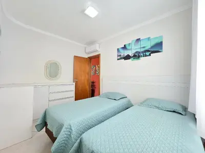 Uma cama ou camas num quarto em 102 - Apto com 02 quartos a poucos metros do mar!