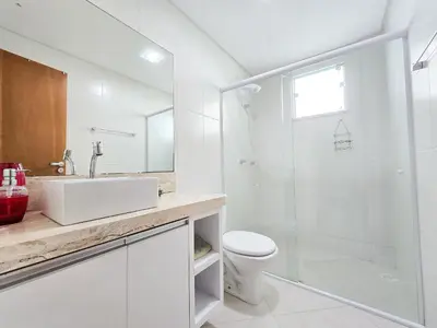 Uma casa de banho em 102 - Apto com 02 quartos a poucos metros do mar!