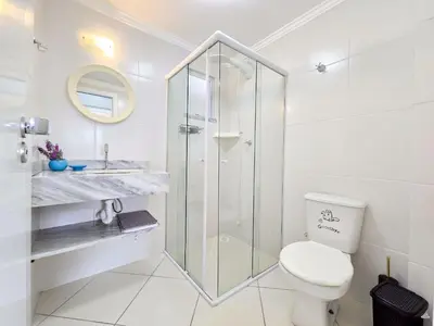 Uma casa de banho em 105 - Apto com 02 quartos na Praia de Bombas