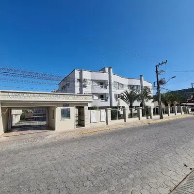 105 - Apto com 02 quartos na Praia de Bombas
