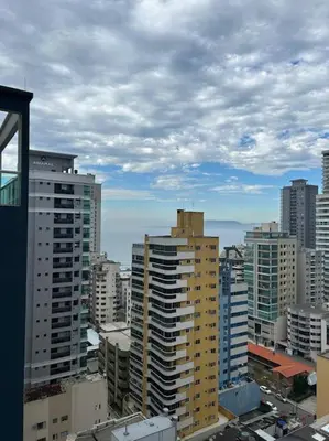 Uma vista geral de Itapema ou a vista da cidade a partir do apartamento