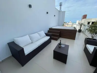 Uma área de estar em cód 122 - cobertura com jacuzzi próxima do mar!