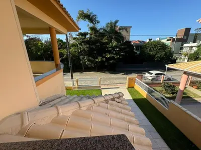 Uma área de estar em Cód 11 - Excelente casa localizada á 180m do mar