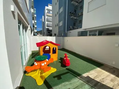A área de jogos para crianças em Cód 121 - Apartamento á 280m do mar