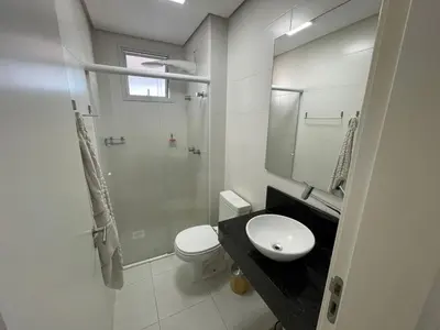 Uma casa de banho em Cód 95 - Apartamento amplo e decorado