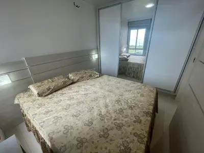 Uma cama ou camas num quarto em Cód 79 - Apto com hidromassagem e vista mar