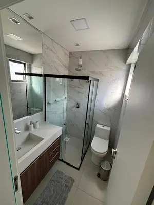 Uma casa de banho em Cobertura duplex alto padrão 200m da praia