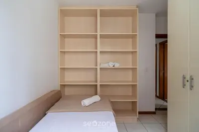 Uma cama ou camas num quarto em Apto 3Q c/ churrasq. 240m do mar Bombas/SC CAY0123