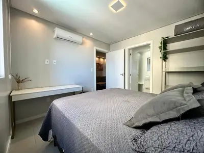Uma cama ou camas num quarto em Apto Itapema NOVO 2 quartos e 2bwc -2 garagens - Prédio com Piscina