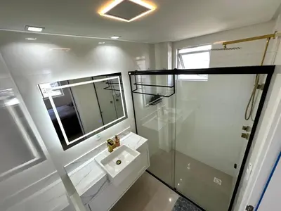 Uma casa de banho em Apto Itapema NOVO 2 quartos e 2bwc -2 garagens - Prédio com Piscina