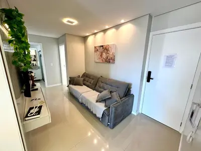 Uma área de estar em Apto Itapema NOVO 2 quartos e 2bwc -2 garagens - Prédio com Piscina