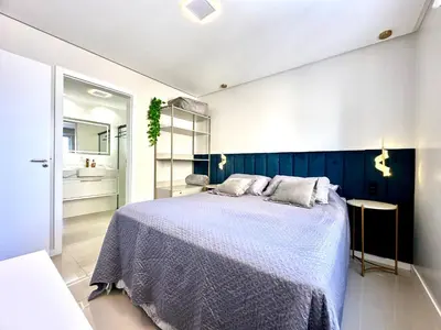 Uma cama ou camas num quarto em Apto Itapema NOVO 2 quartos e 2bwc -2 garagens - Prédio com Piscina