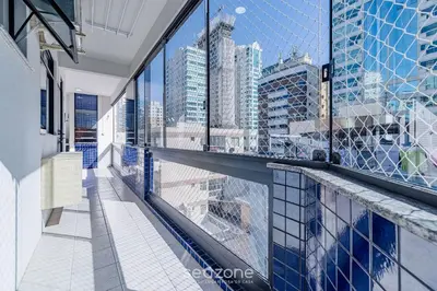 Uma varanda ou terraço em Apto c/ varanda a 150m do mar em Meia Praia RCB405