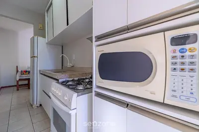 A cozinha ou kitchenette de Apto c/ varanda a 150m do mar em Meia Praia RCB405