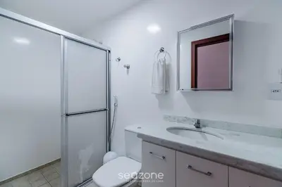 Uma casa de banho em Apto c/ varanda a 150m do mar em Meia Praia RCB405