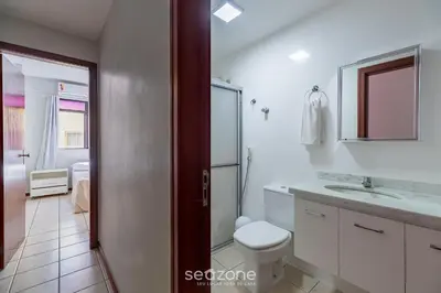 Uma casa de banho em Apto c/ varanda a 150m do mar em Meia Praia RCB405
