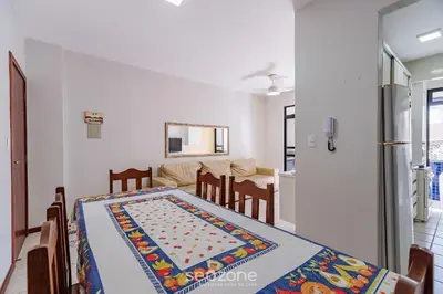 Uma cama ou camas num quarto em Apto c/ varanda a 150m do mar em Meia Praia RCB405
