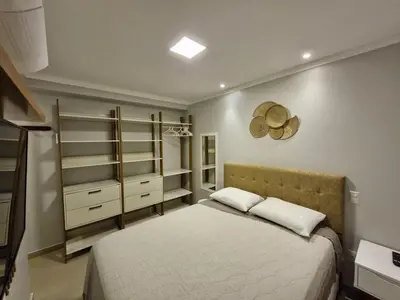 Uma cama ou camas num quarto em Apartamento Charmoso em Mariscal 250 metros do Mar